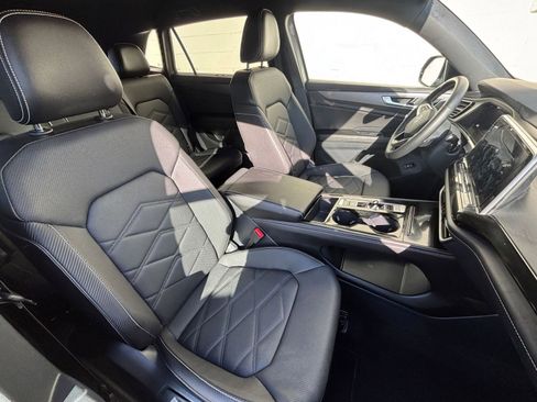 Used 2025 Volkswagen Atlas Cross Sport SE image 36