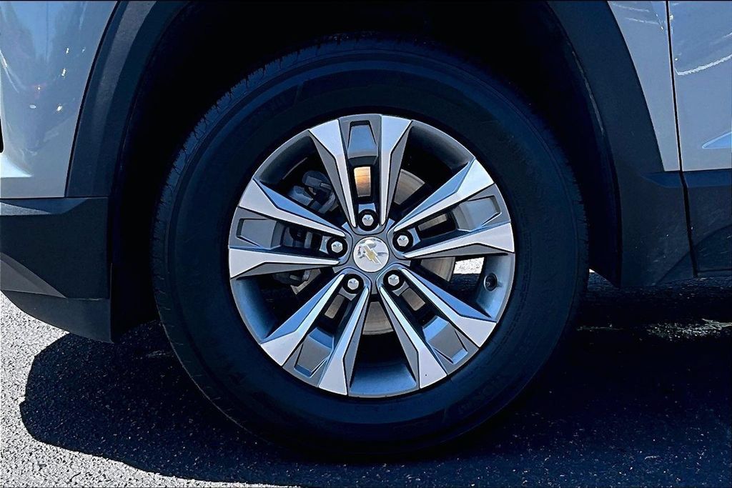 Used 2025 Chevrolet Equinox LT FWD image 32