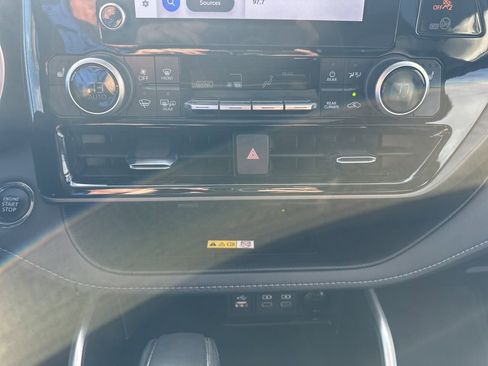 Used 2023 Toyota Highlander L image 4