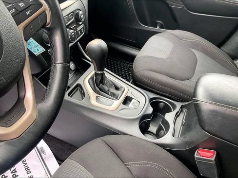 Used 2017 Jeep Cherokee Latitude w/ Safety/Convenience Group FWD image 16