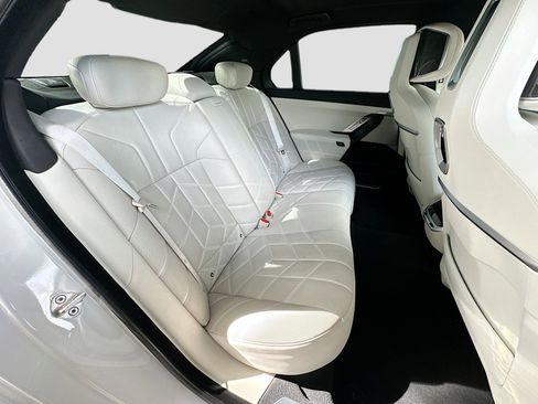 Used 2023 BMW 760i xDrive image 29