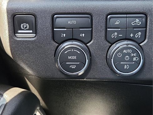 Used 2022 Chevrolet Silverado 1500 LTZ w/ LTZ Premium Package AWD/4WD image 20