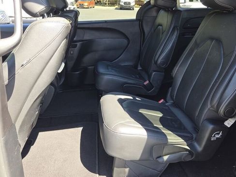 Used 2020 Chrysler Pacifica Touring-L Plus FWD image 9