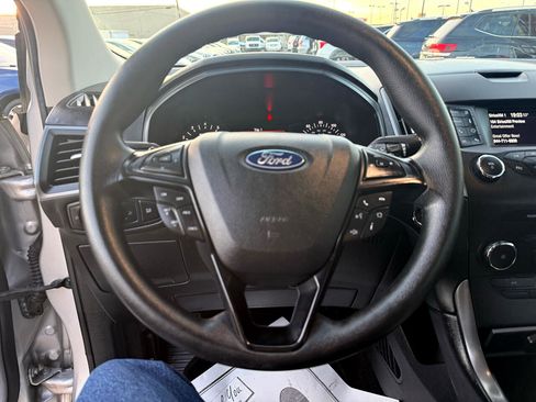Used 2019 Ford Edge SE image 16