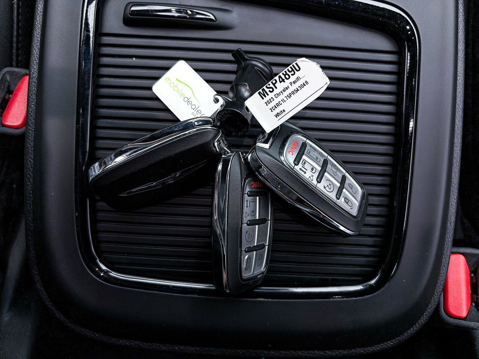 Used 2023 Chrysler Pacifica Touring-L w/ Uconnect Theater Family Group FWD image 30