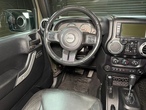 Used 2015 Jeep Wrangler Unlimited Rubicon w/ Connectivity Group image 23