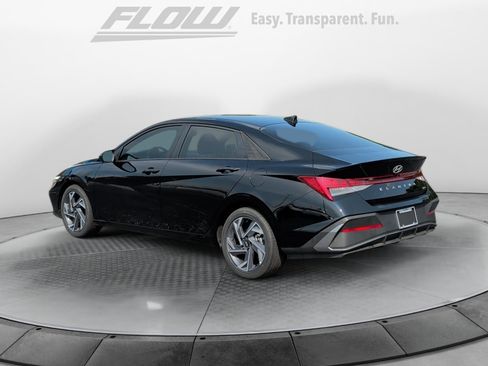 Used 2025 Hyundai Elantra SEL FWD image 5