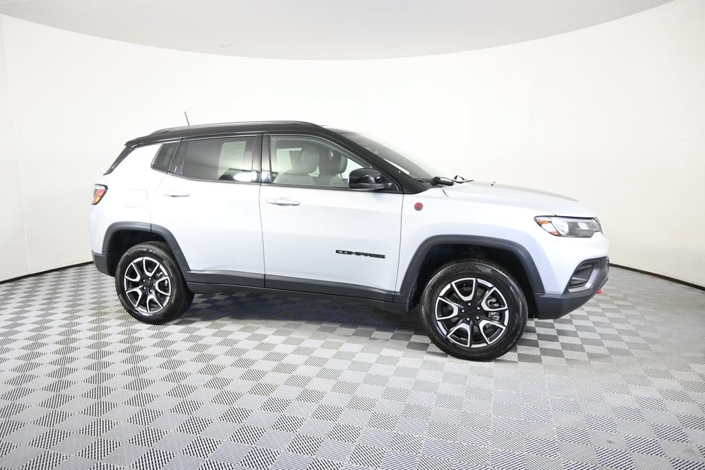 Used 2024 Jeep Compass Trailhawk AWD/4WD image 8