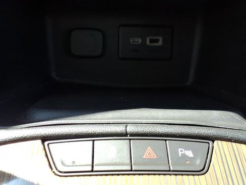 Used 2021 GMC Acadia SLE w/ Driver Convenience Package FWD image 18