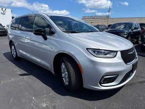 Used 2026 Chrysler Pacifica Select FWD image 3