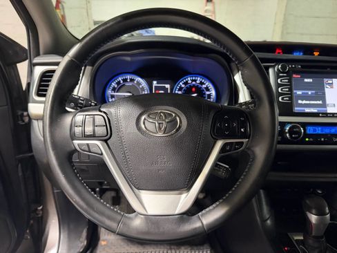 Used 2018 Toyota Highlander XLE AWD/4WD image 15