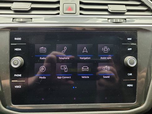 Used 2021 Volkswagen Tiguan SEL AWD/4WD image 25