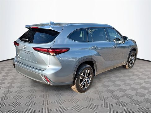 Used 2020 Toyota Highlander XLE image 6