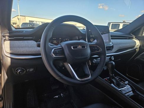 Used 2024 Jeep Compass Latitude image 13