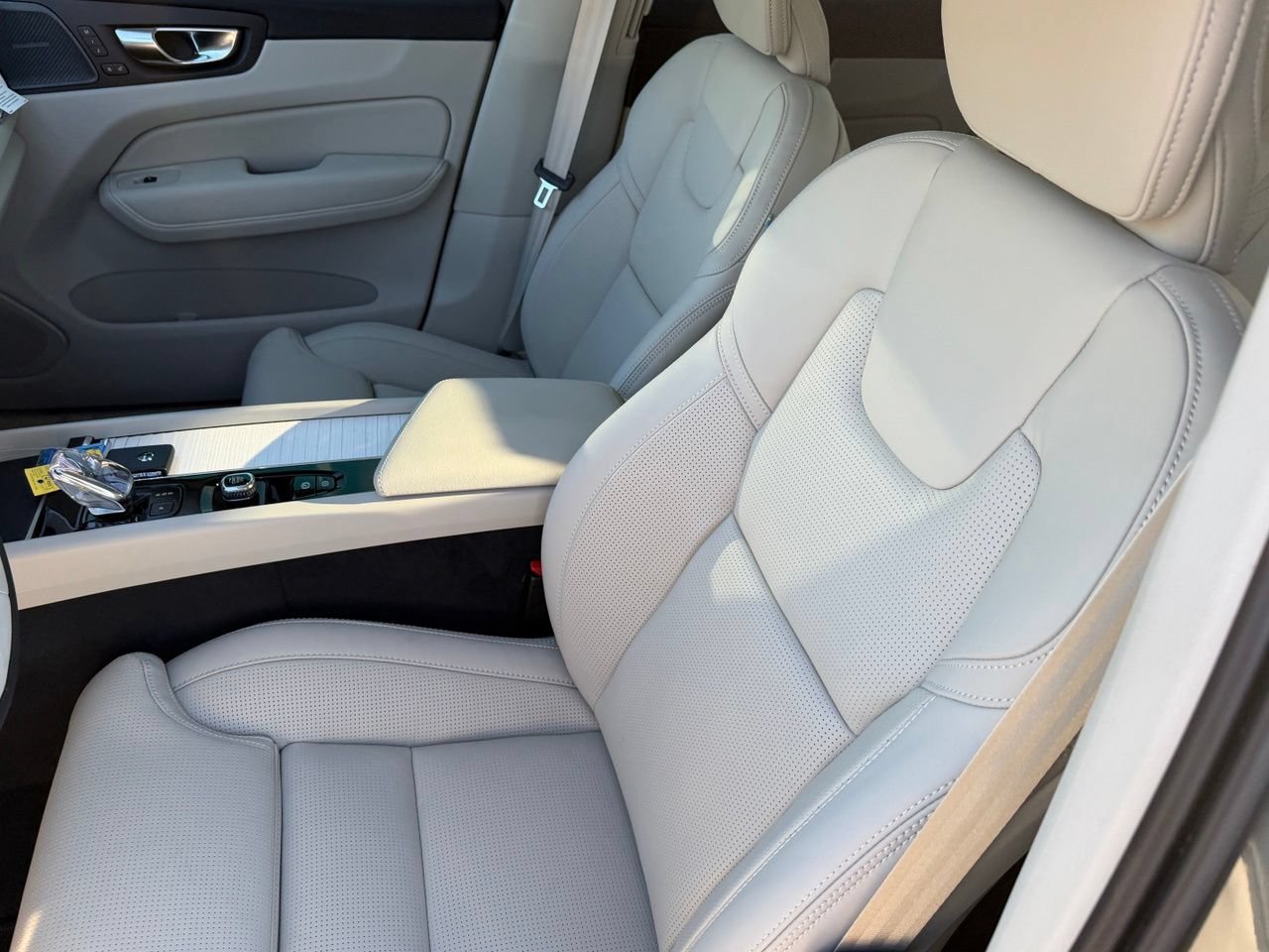 New 2027 Volvo XC60 B5 Ultra AWD/4WD image 17