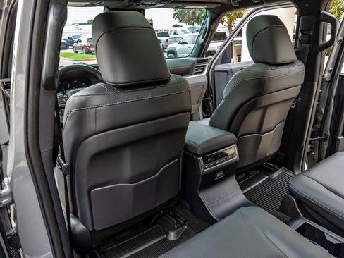 Used 2024 Lexus GX 550 w/ Accessory Package (2T) AWD/4WD image 35