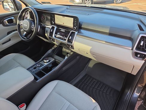 Used 2022 Kia Sorento EX w/ Panoramic Sunroof Package image 18