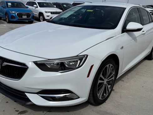 Used 2018 Buick Regal Preferred FWD image 2