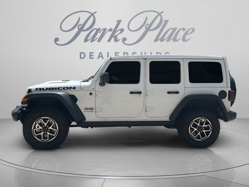 Used 2025 Jeep Wrangler Unlimited Rubicon w/ Convenience Group AWD/4WD image 2