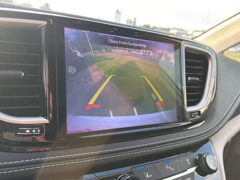 Used 2024 Chrysler Pacifica Limited FWD image 23