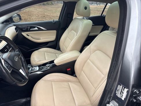 Used 2017 INFINITI QX30 Premium w/ Navigation Package image 17