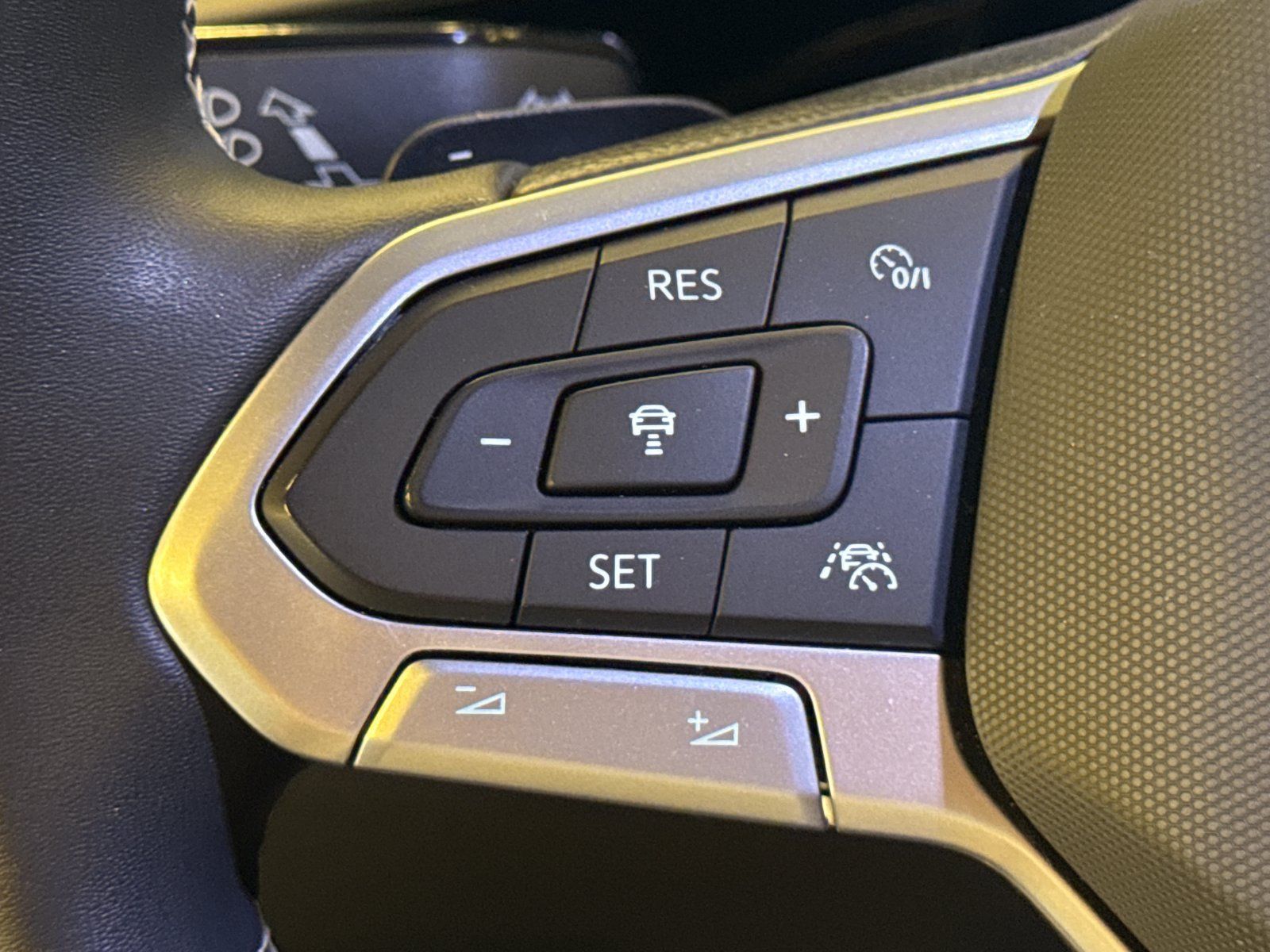 Certified 2024 Volkswagen Atlas Cross Sport SE AWD/4WD image 33