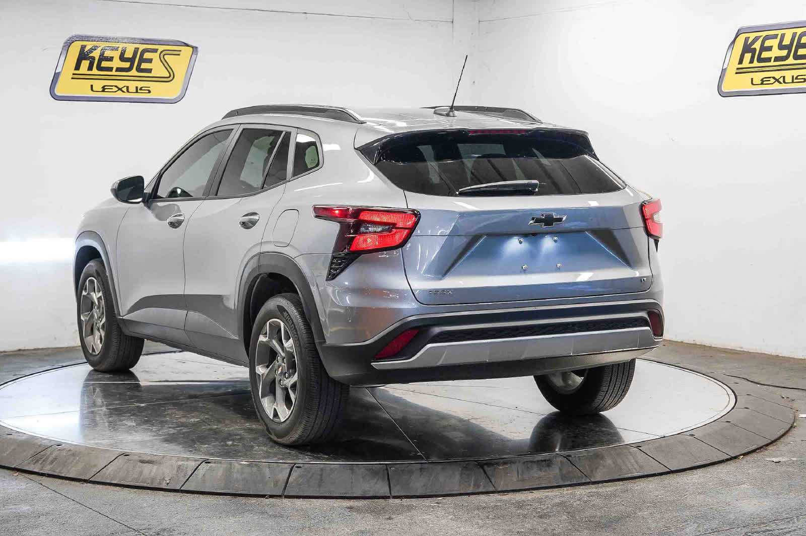 Used 2025 Chevrolet Trax LT FWD image 2