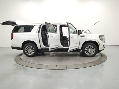Used 2025 GMC Yukon XL Denali AWD/4WD image 16