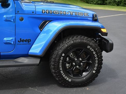 Used 2025 Jeep Gladiator Sport AWD/4WD image 4