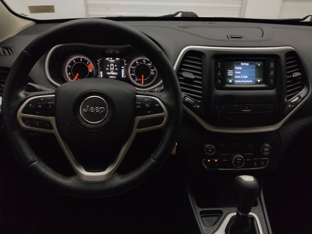 Used 2017 Jeep Cherokee Latitude FWD image 22