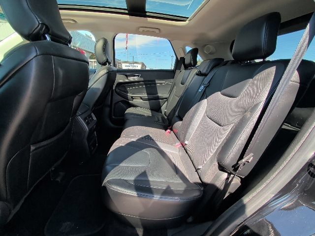 Used 2018 Ford Edge Titanium w/ Equipment Group 301A FWD image 5