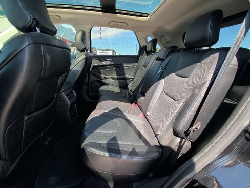 Used 2018 Ford Edge Titanium w/ Equipment Group 301A FWD image 5
