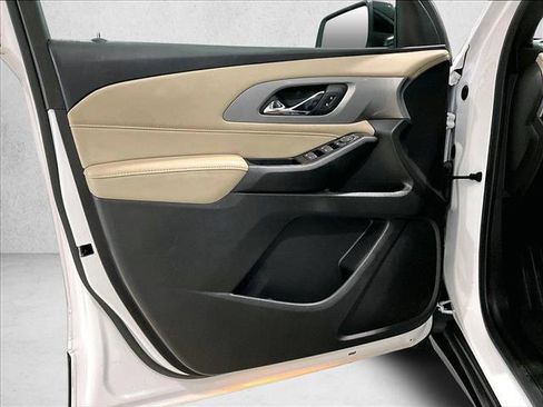 Used 2023 Chevrolet Traverse LS FWD image 18