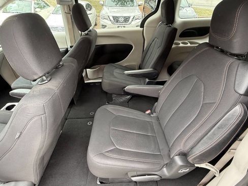 Used 2017 Chrysler Pacifica Touring FWD image 37