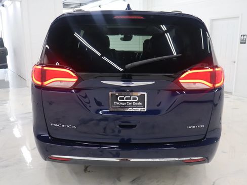 Used 2019 Chrysler Pacifica Limited w/ Tire & Wheel Group FWD image 6