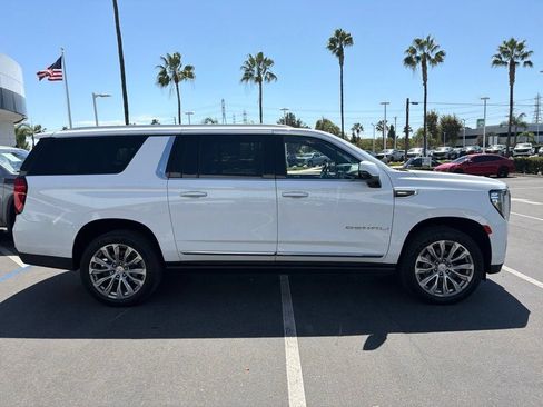 Used 2022 GMC Yukon XL Denali w/ Advanced Technology Package AWD/4WD image 5