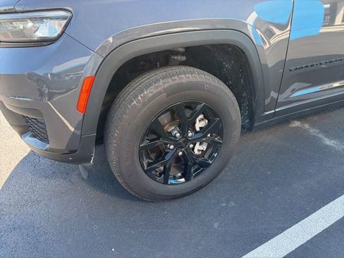 Used 2024 Jeep Grand Cherokee L Laredo image 4