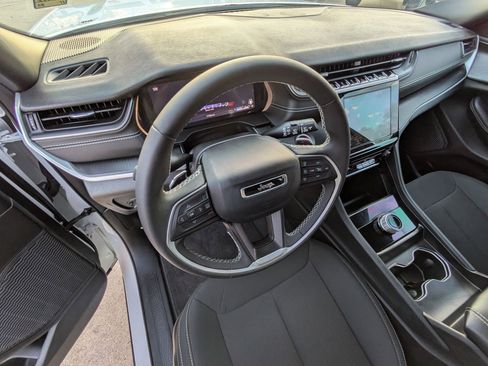 Used 2025 Jeep Grand Cherokee L Laredo image 13