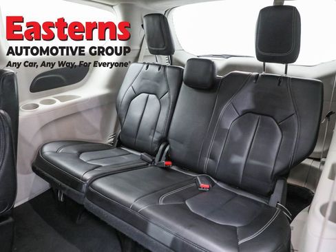 Used 2023 Chrysler Pacifica Touring-L FWD image 25