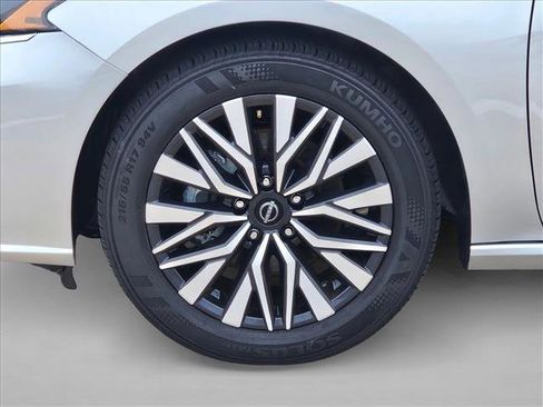 Used 2025 Nissan Altima 2.5 SV FWD image 23
