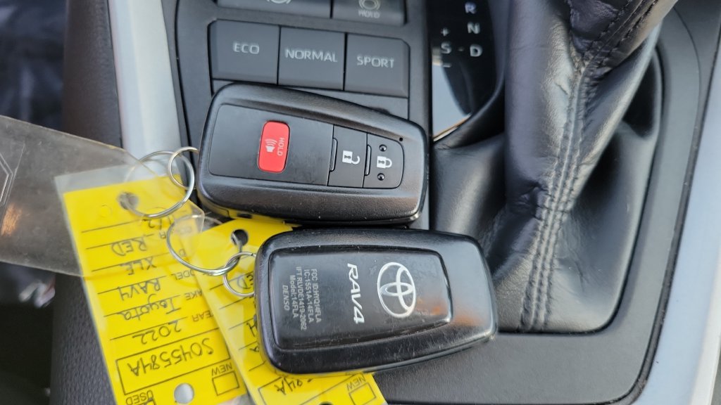 Used 2022 Toyota RAV4 XLE FWD image 22
