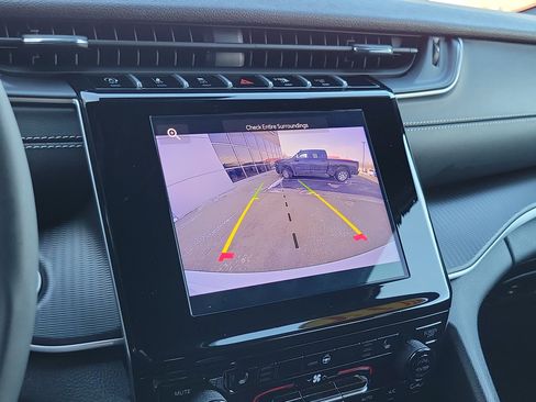 Used 2024 Jeep Grand Cherokee Altitude image 16