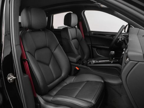 Used 2025 Porsche Macan image 19
