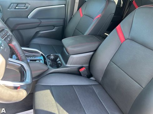 Used 2025 Chevrolet Colorado Z71 w/ Z71 Convenience Package 2 AWD/4WD image 18