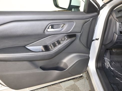 Used 2025 Nissan Rogue SV image 35