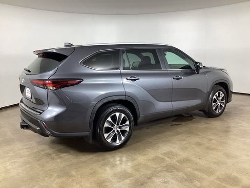 Used 2024 Toyota Highlander XLE AWD/4WD image 8