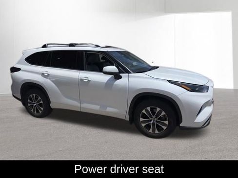 Used 2022 Toyota Highlander XLE AWD/4WD image 4