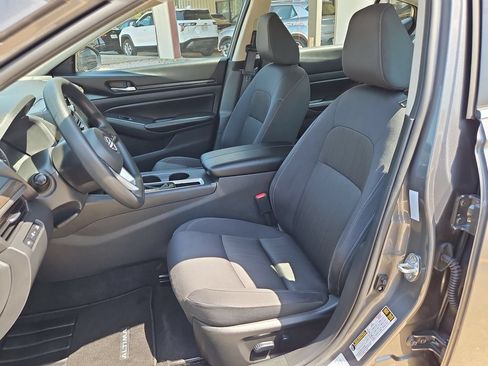 Used 2025 Nissan Altima 2.5 SV FWD image 25