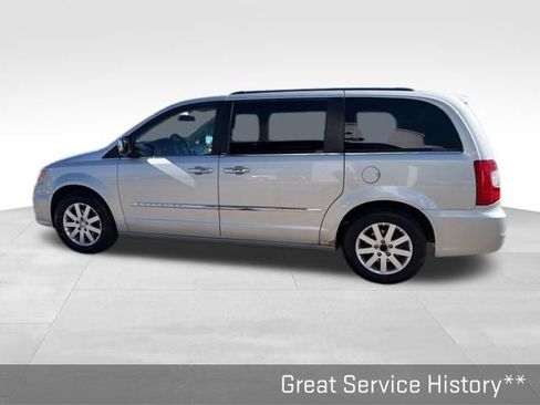 Used 2011 Chrysler Town & Country Touring-L w/ Entertainment Group #2 image 9