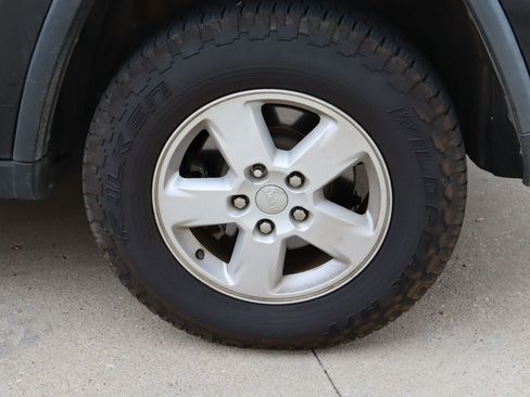 Used 2013 Jeep Grand Cherokee Laredo w/ Laredo E Group RWD image 23